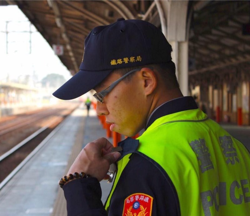 鐵路警察局嘉義分駐所員警李承翰是嘉義人,警專31畢業,從事鐵路警察工作5年多。(圖取自李承翰臉書facebook.com)