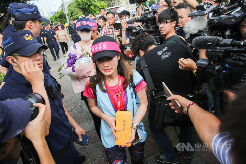 長榮空服員5日從桃園出發，徒步30公里在下午5時抵達總統府，由空服員職業工會會員代表林昱嘉（前中）等人代表入府。中央社記者游凱翔攝　108年7月5日