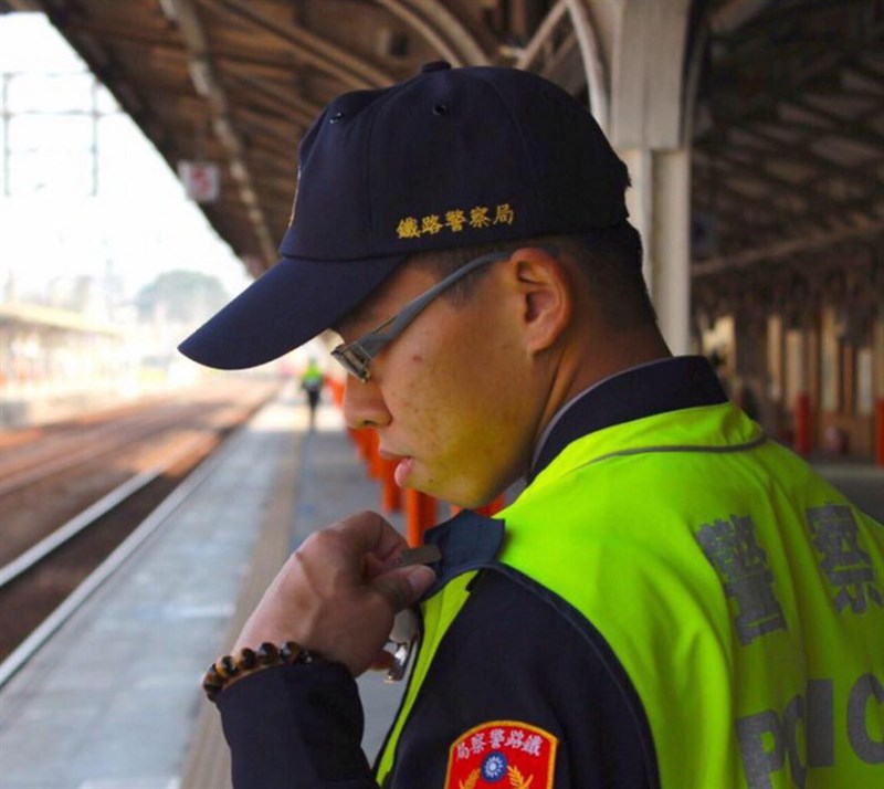鐵路警察李承翰(圖)3日晚間在台鐵嘉義站登上自強號處理補票糾紛,遭情緒不穩男子持刀刺傷,4日上午宣告不治。(警方提供)中央社記者江俊亮傳真 108年7月4日