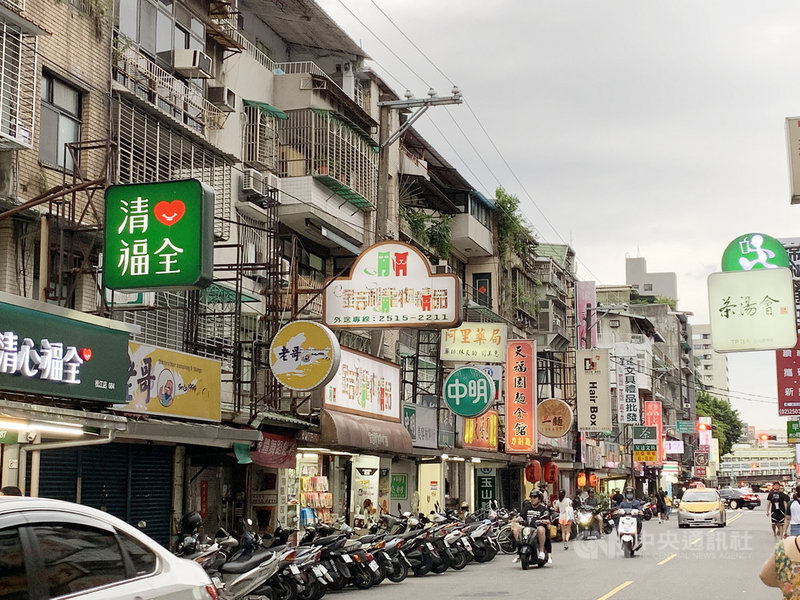 台灣人一年喝掉了近千億元飲料,手搖店密度更勝便利商店,全台「手搖飲一條街」的情況比比皆是,業者不僅競爭激烈,也面臨人員流動率、營業成本上升等困境,近年來開始插旗海外市場。圖為台北市錦州街一景。中央社記者林孟汝攝 108年7月6日