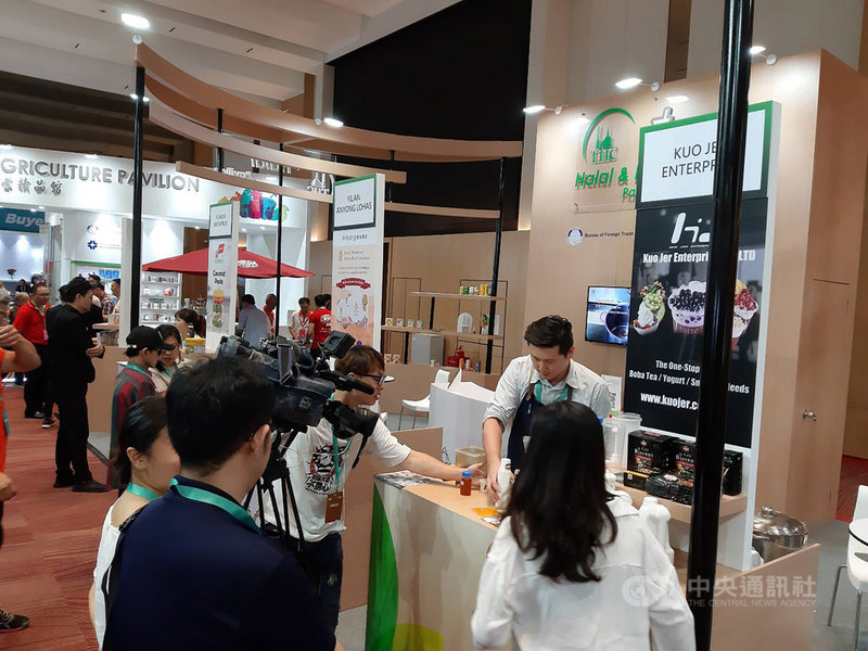 台灣形象展首度移師馬來西亞第二大城檳城舉行,席捲大馬的珍珠奶茶熱潮,也在這次展中原汁原味地呈現,大受大馬民眾青睞,連媒體也十分關注。(貿協提供)中央社記者蔡芃敏傳真 108年7月6日