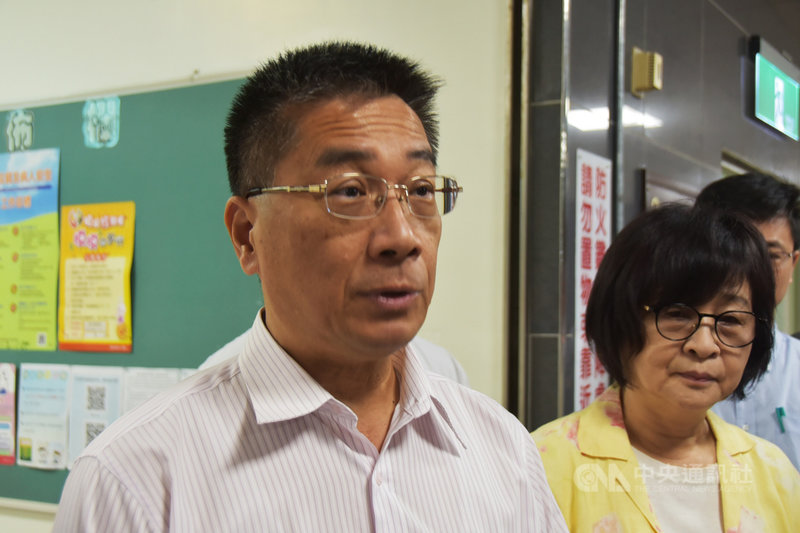內政部長徐國勇(前)6日前往台大醫院雲林分院,探視圍捕可疑車輛時遭衝撞受重傷的員警陳政和,徐國勇指出,警察執行勤務時,若遭遇不當或蓄意以強暴脅迫方式,碰觸身體或言語刺激,可依妨害公務立即逮捕。中央社記者葉子綱攝 108年7月6日