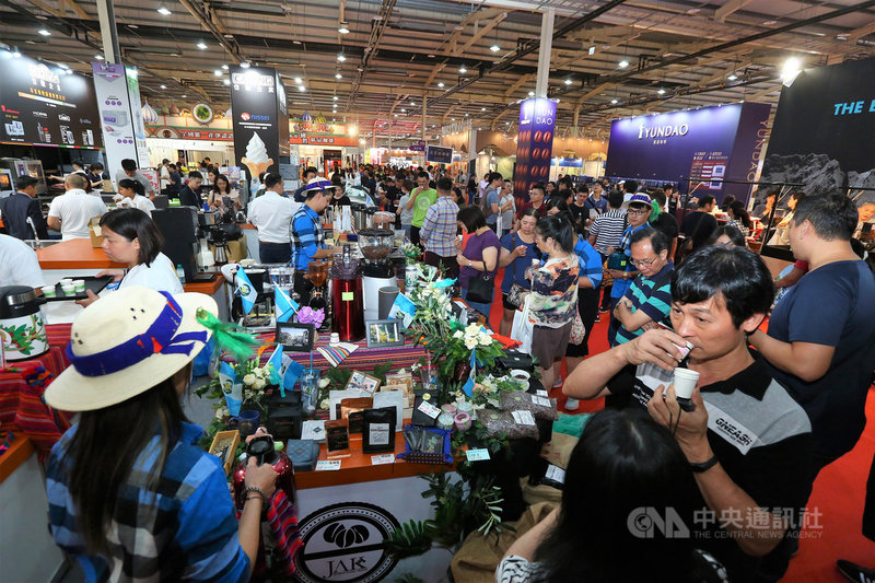 台灣手搖茶連鎖品牌插旗全球,美國、英國、杜拜、韓國、印尼或越南,都能看見珍奶身影,最近「珍珠奶茶」也成了日本令和時代爆紅商品,2017年貿協成立的「珍奶聯盟」功不可沒。圖為「2019臺中國際茶、咖啡暨烘焙展」於臺中國際展覽館盛大開幕。(貿協提供)中央社記者蔡芃敏傳真 108年7月6日