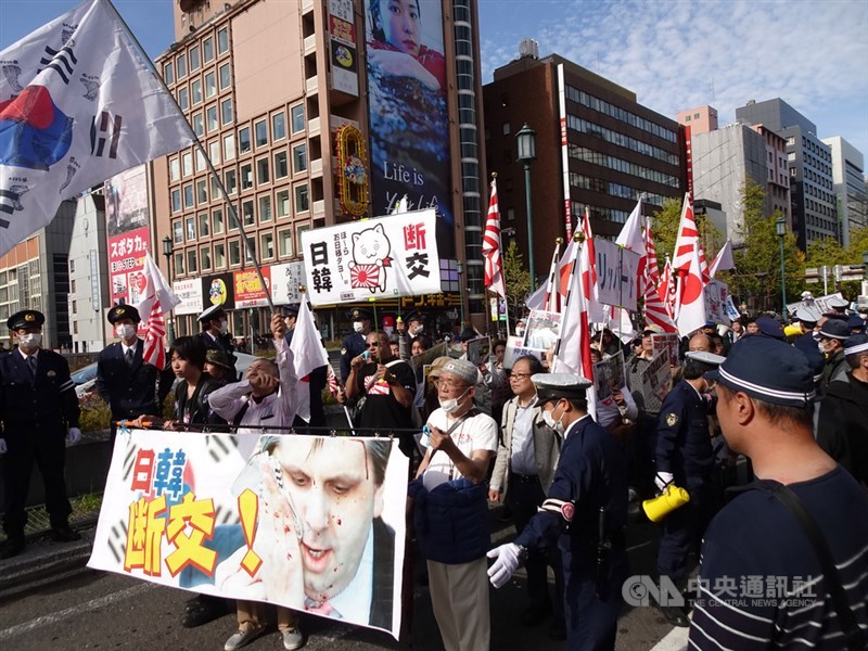 日本政府4日起加強管制3項關鍵半導體原料出口南韓,使日韓關係再度緊繃。圖為2018年11月18日在大阪市心齋橋旁抗議南韓政府的遊行。(資料照片)中央社記者楊明珠大阪攝 108年7月7日