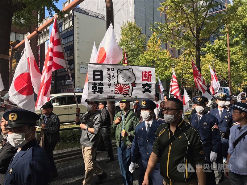 日本政府4日起加強管制3項關鍵半導體原料出口南韓,使日韓關係再度緊繃。圖為2018年11月18日在大阪市心齋橋旁抗議南韓政府的遊行。(資料照片)中央社記者楊明珠大阪攝 108年7月7日