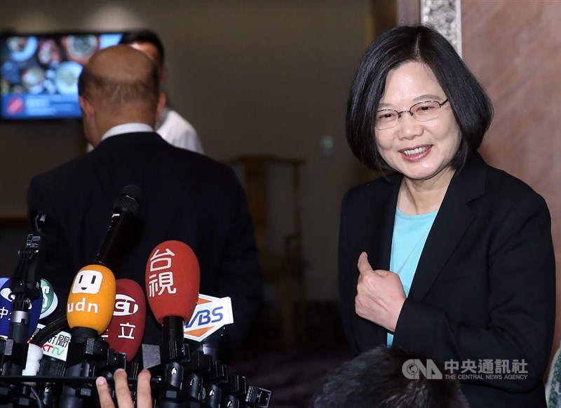 國民黨7日下午在凱道舉辦反鐵籠公投活動,行政院長蘇貞昌(左)指國民黨這活動是「黃鼠狼給雞拜年」,總統蔡英文(右)受訪時則笑說「聽院長的就對了」。中央社記者鄭傑文攝 108年7月7日