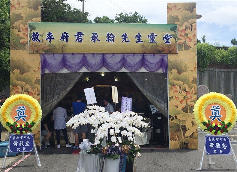 網路流傳行政院長蘇貞昌出席殉職警員李承翰告別式的造謠影片,行政院7日對此表示,該影片實際上是蘇貞昌出席屏東鄉親的告別式。圖為李承翰靈堂擴大空間後啟用。(民眾提供)中央社記者葉子綱傳真 108年7月7日