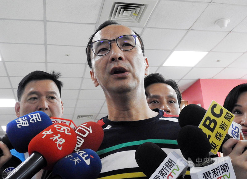 國民黨總統初選參選人朱立倫(前)7日對黨內初選傳棄保耳語表示,有郭陣營的朋友們在操作特定議題,但此時任何操作都沒有意義,他8日起每天開記者會及跑地方,全力衝刺。中央社記者王鴻國攝 108年7月7日