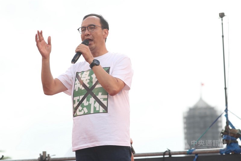 國民黨舉辦的反鐵籠公投凱道大會師活動7日下午3時登場,黨內總統初選參選人朱立倫出席致詞。中央社記者吳家昇攝 108年7月7日