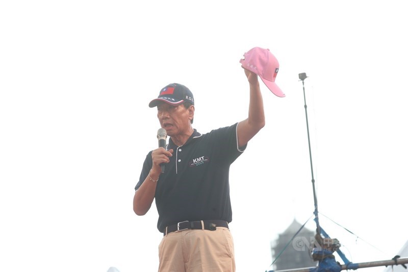 國民黨反鐵籠公投凱道大會師活動7日下午3時正式登場,黨內總統初選參選人郭台銘(圖)發表談話時,高舉一頂繡有總統蔡英文名字的粉紅色國旗帽。中央社記者吳家昇攝 108年7月7日