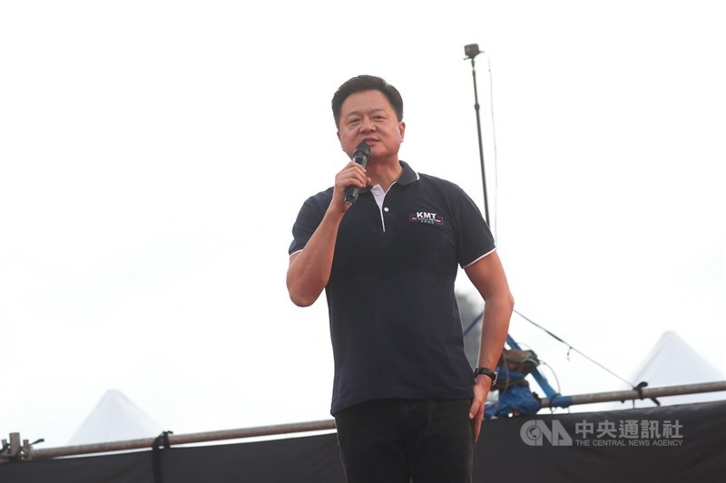 國民黨舉辦的反鐵籠公投凱道大會師活動7日下午3時登場,黨內5名總統初選參選人合體同台,並分別發表談話,圖為初選參選人周錫瑋致詞。中央社記者吳家昇攝 108年7月7日