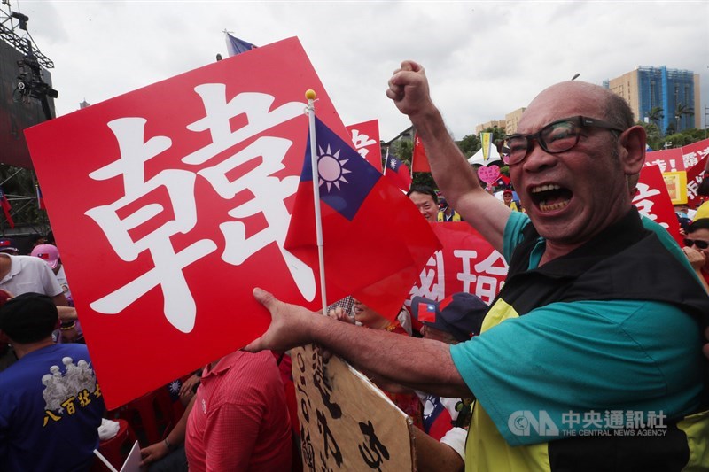國民黨7日下午在凱道舉辦反鐵籠公投大會師活動,5名黨內總統初選參選人都將出席,現場民眾高呼口號,力挺自己支持的對象。中央社記者吳家昇攝 108年7月7日