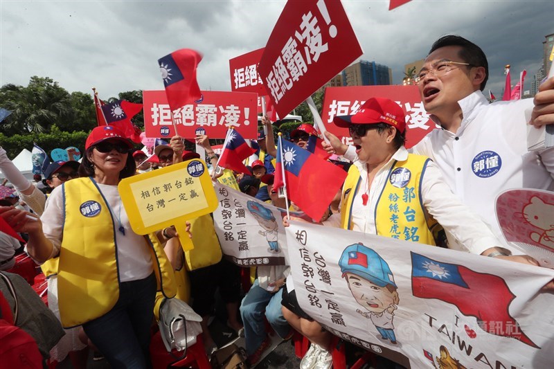 反對公投法修法,國民黨7日下午在凱道舉辦「反鐵籠公投,凱道大會師」活動,5名黨內總統初選參選人將現身,各參選人的支持者齊聚,為自身支持對象加油。中央社記者吳家昇攝 108年7月7日