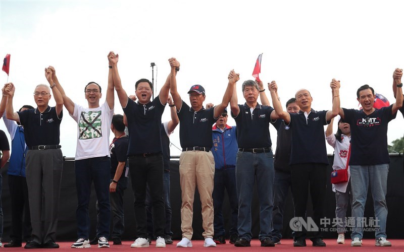 國民黨7日下午在台北凱達格蘭大道舉行「反鐵籠公投,凱道大會師」活動,黨主席吳敦義(前左起)與5名總統初選參選人朱立倫、周錫瑋、郭台銘、張亞中、韓國瑜,以及前總統馬英九等齊聚一堂,攜手高呼口號,展現團結士氣。中央社記者吳家昇攝 108年7月7日