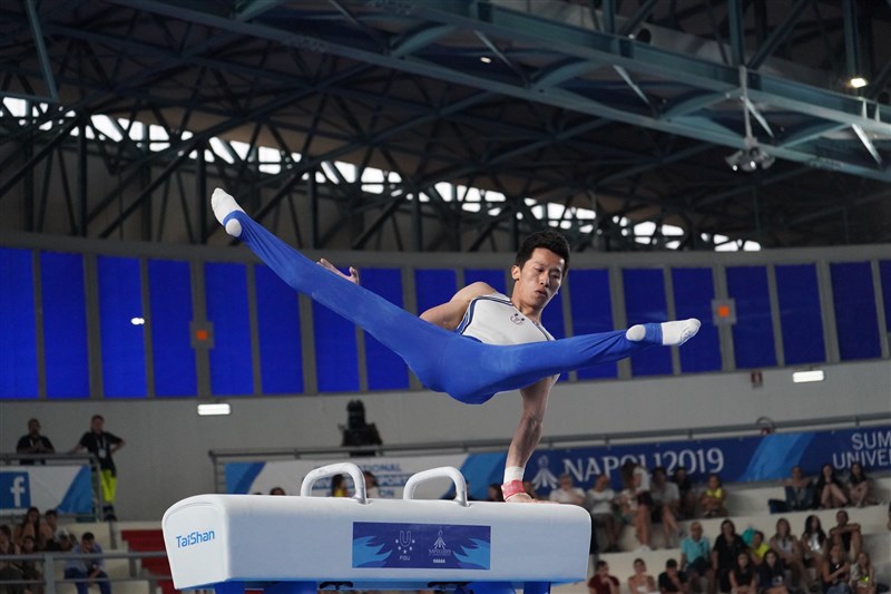 台灣「鞍馬王子」李智凱7日在拿坡里世大運男子鞍馬決賽壓軸登場,他繳出全場最高分,成功寫下2連霸紀錄。(圖取自facebook.com/CTUSFSSU)