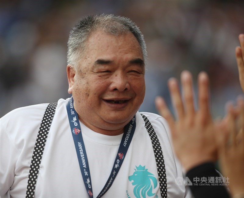 中職中信兄弟隊彭政閔7日賽事敲出中外野方向安打,完成生涯2000安里程碑,由恰爸(圖)拿著2000安紀念板上場獻祝福,並開心與兄弟隊球員擊掌。中央社記者張新偉攝 108年7月7日