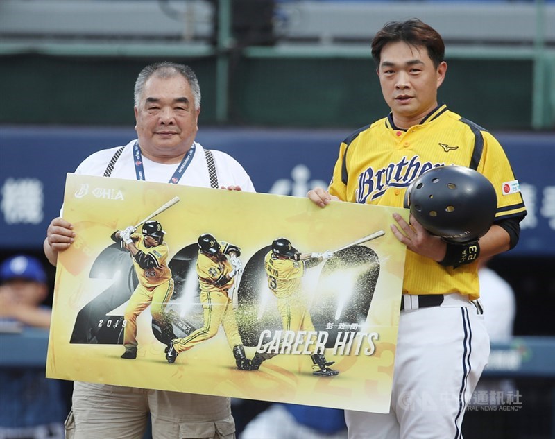 中職中信兄弟隊老將彭政閔(右)7日在新莊球場先發打第7棒,2局首打席敲出中外野方向安打,完成生涯2000安里程碑,為中職史上第2人,恰爸(左)也上場獻上祝福。中央社記者張新偉攝 108年7月7日