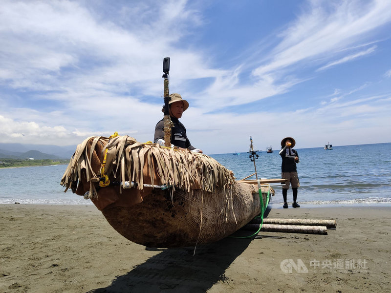 5名台、日划手不用現代科學方法,靠著星象、風向,9日成功從台東划獨木舟抵達日本與那國島。(檔案照片)中央社記者盧太城台東攝 108年7月9日