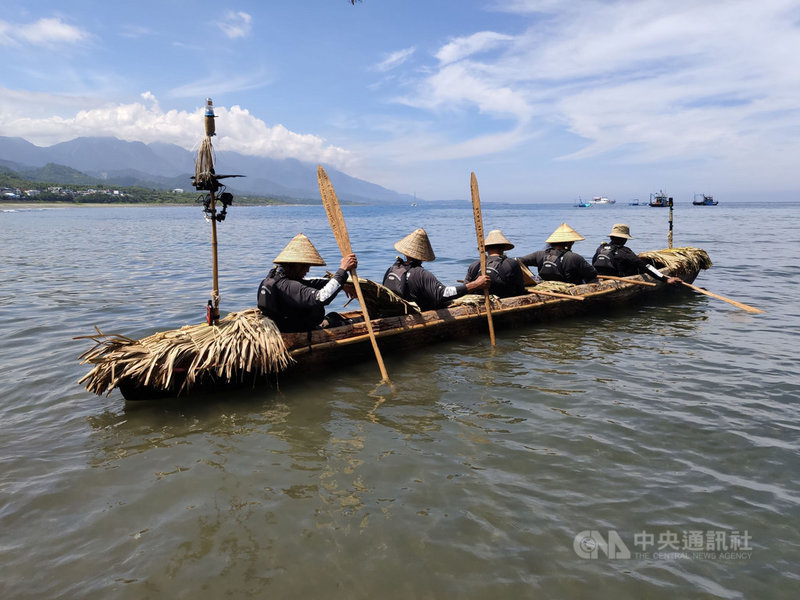 5名台、日划手靠著星象、風向,經2天航行,9日成功從台東划獨木舟到日本與那國島,驗證日本祖先有可能來自台灣。(檔案照片)中央社記者盧太城台東攝 108年7月9日