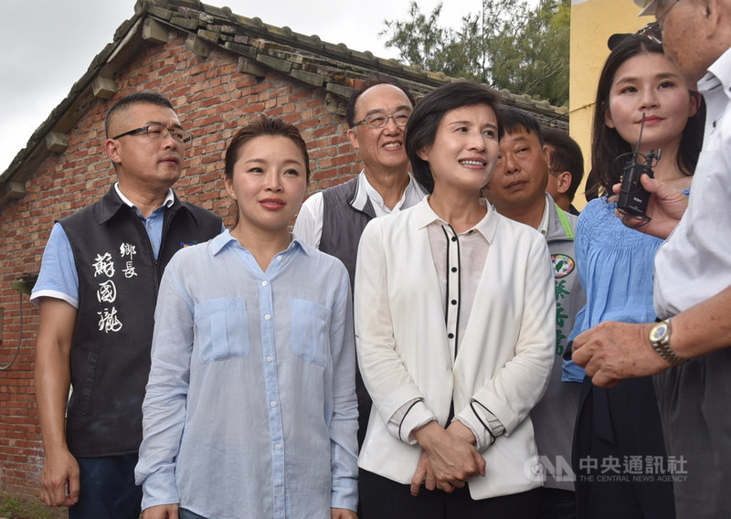文化部長鄭麗君(前左2)9日到雲林縣口湖鄉參加牽水狀民俗活動時指出,口湖牽水狀民俗見證文化傳承的力量,呈現社區凝聚力及深刻的悲憫文化底蘊,未來文化部會與地方攜手,致力民俗研究與古蹟維護。中央社記者葉子綱攝 108年7月9日