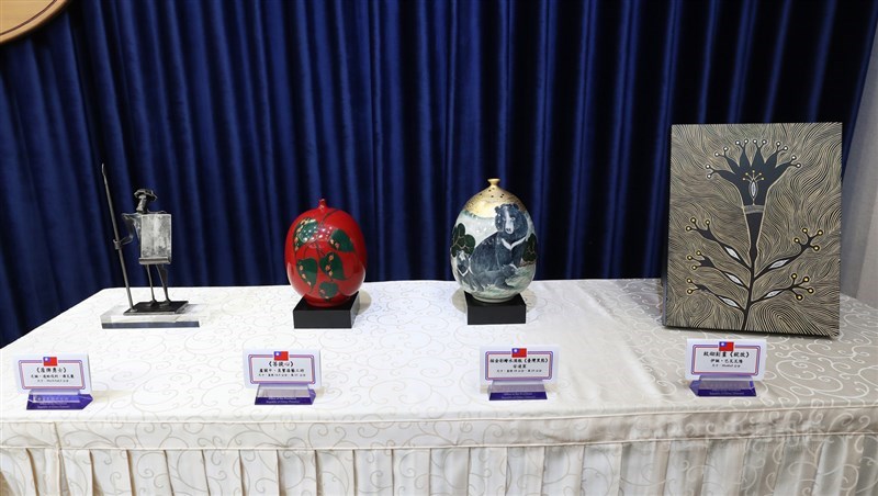 總統蔡英文11日到22日將展開自由民主永續之旅出訪加勒比海友邦海地、聖克里斯多福及尼維斯、聖文森、聖露西亞,過境美國。總統府9日舉行記者會,展示將致贈各國的禮品。中央社記者張皓安攝 108年7月9日
