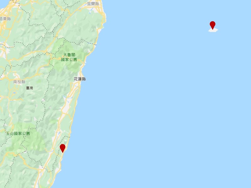 「跨越黑潮-復現3萬年前的航海實驗計畫」圓木舟航行,7日從台東長濱(左下紅點處)出發,9日上午於當地時間8時許抵達與那國島(右上紅點處)的海灘。(圖取自Google地圖網頁google.com.tw/maps)