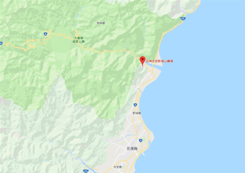 經濟部於106年3月間核發亞泥花蓮新城山礦場(紅標處)20年的礦權展延,台北高等行政法院11日撤銷已展延的礦權。(圖取自google地圖)