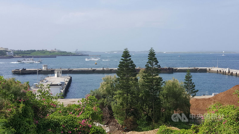 交通部長林佳龍11日在視察馬公國際郵輪碼頭基地與園區聯外道路開發案,決定投入11億2000萬元來興建藍色公路跳島郵輪樞紐的示範港。中央社 108年7月11日