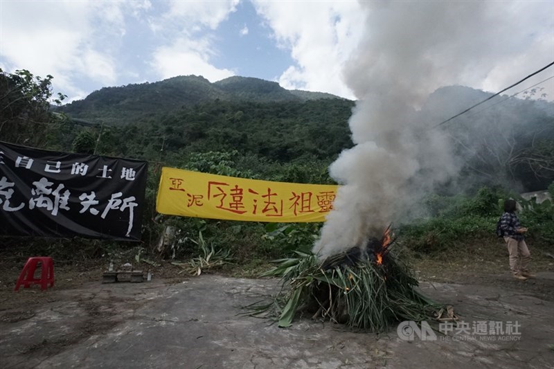 台北高等行政法院11日撤銷亞泥已展延的礦權。法扶基金會原民法律服務中心律師指出,這是原住民諮商同意權勝訴的首例。圖為去年2月反亞泥成員燒狼煙表訴求。(中央社檔案照片)