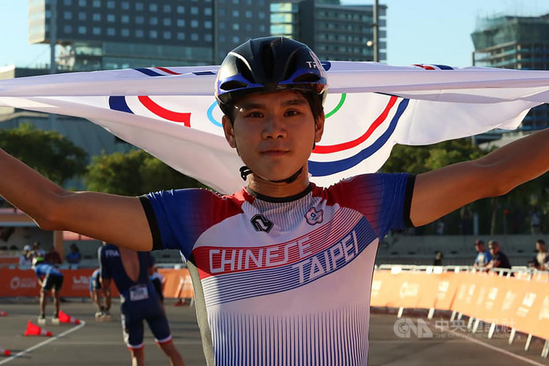台灣男子滑輪溜冰好手陳彥成11日在西班牙世界滑輪溜冰錦標賽摘金,替台灣拿下隊史首面1萬公尺計點賽金牌,他開心披著五環會旗開心繞場慶祝。(中華民國滑輪溜冰協會提供)中央社記者龍柏安傳真 108年7月12日