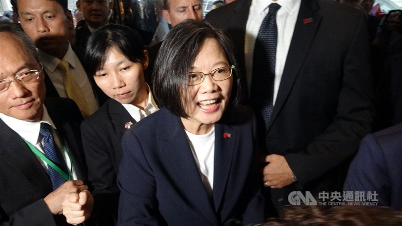 總統蔡英文「自由民主永續之旅」美東時間11日過境美國紐約,上百名僑胞到場歡迎。中央社記者江今葉紐約攝 108年7月12日