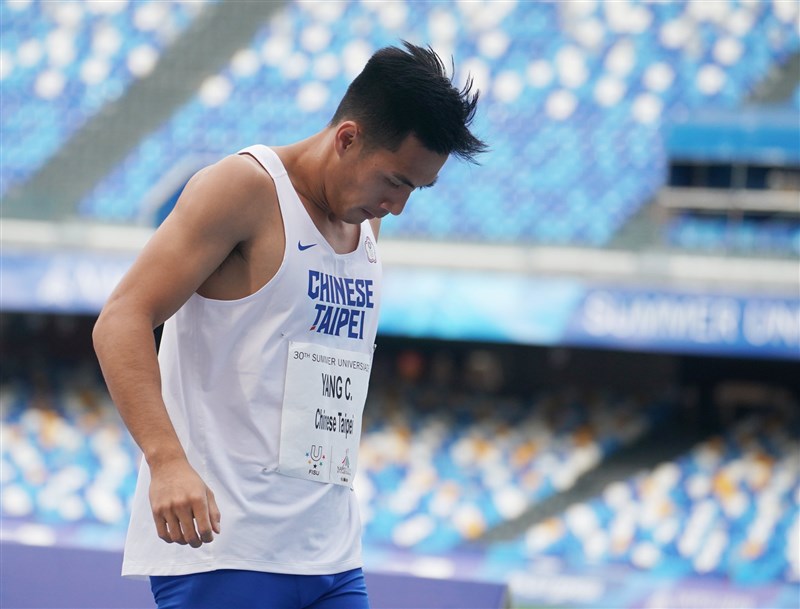 楊俊瀚12日在2019拿坡里世界大學運動會男子200公尺準決賽,似乎不慎拉傷,最後只能走進終點。(圖取自facebook.com/CTUSFSSU)