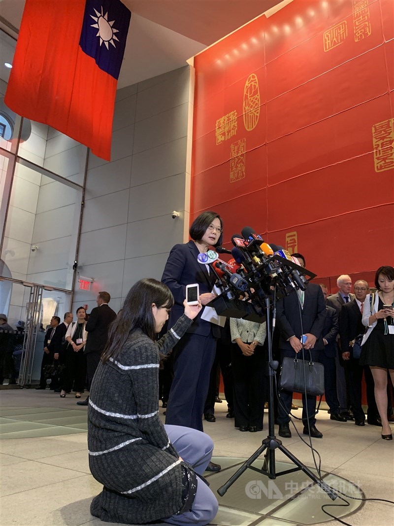 針對23家台灣網媒轉載中共官媒文章批評政府,總統蔡英文說,這是中國對台訊息戰一部分,利用代理人透過媒體製造假新聞。中央社記者尹俊傑紐約攝 108年7月12日