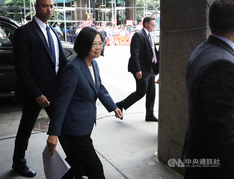 總統蔡英文（前左2）出訪友邦，11日過境紐約。12日（當地時間）下午出席赴哥倫比亞大學與學者、學生對談。中央社記者張新偉攝 108年7月13日