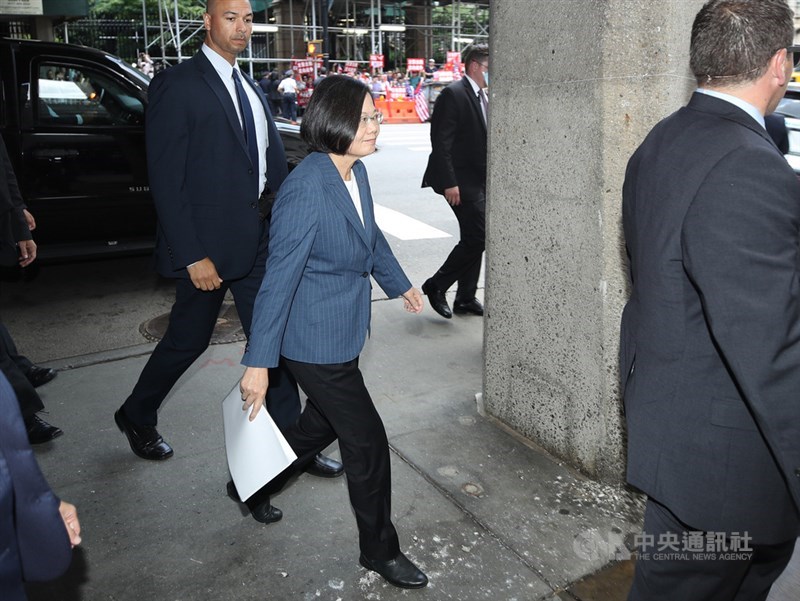 總統蔡英文(前左2)出訪友邦過境紐約。12日(當地時間)下午出席赴哥倫比亞大學與學者、學生對談。有中國抗議人士(後)在對街喊口號表達立場。中央社記者張新偉攝 108年7月13日