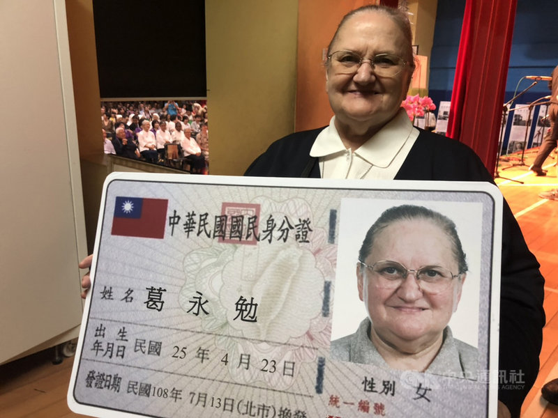 護理背景出身的修女葛永勉,56年前從比利時遠渡重洋到台灣,秉持對生命的熱愛救回無數早產兒,寫下醫界傳奇,13日取得身分證,成為正港台灣人。中央社記者張茗喧攝 108年7月13日