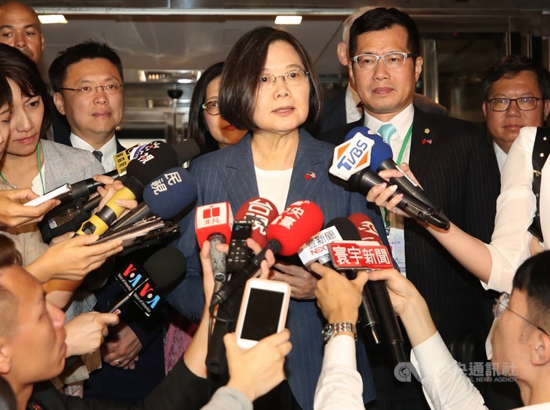 中國揚言制裁對台軍售的美國企業,總統蔡英文對此表示,過境美國看老朋友、談台灣民主、甚至希望對區域和平穩定做出貢獻,不需要鄰居說三道四。中央社記者張新偉紐約攝 108年7月13日