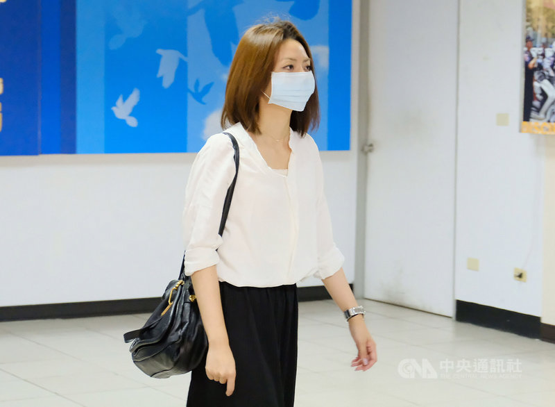 桃園市空服員職業工會幹部郭芷嫣日前在社群軟體發言遭指涉嫌違反民用航空法,她13日在律師陪同下前往桃園市警局蘆竹分局製作筆錄,下午近4時準備離去,神色疲憊也不願受訪。中央社記者吳睿騏桃園攝 108年7月13日