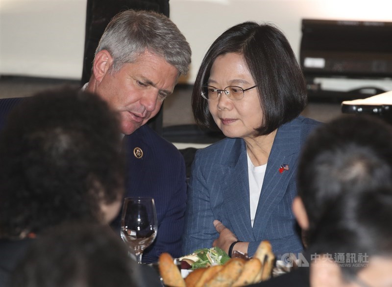 總統蔡英文(右)展開自由民主永續之旅出訪友邦,去程過境紐約,12日(當地時間)出席主流暨僑界人士晚宴,席間與美國聯邦眾議院外交委員會共和黨首席議員麥考爾(Michael McCaul)(左)交換意見。中央社記者張新偉紐約攝 108年7月13日