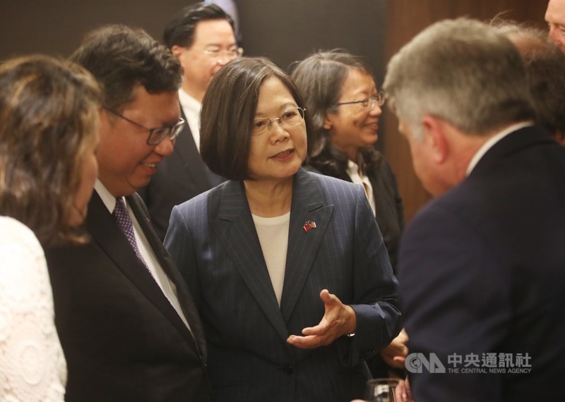 總統蔡英文(前中)出訪加勒比海友邦,於當地時間11日過境紐約。12日(當地時間)傍晚出席貴賓酒會,向與會來賓致意。中央社記者張新偉紐約攝 108年7月13日