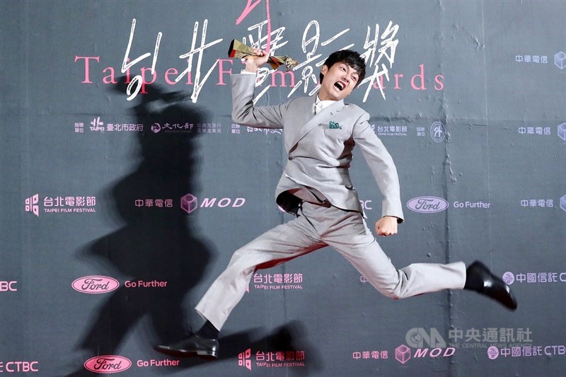 2019第21屆台北電影獎13日晚間頒獎,最佳男配角獎由演員林鶴軒以電影「切小金家的旅館」一舉奪得,林鶴軒開心持獎座跳躍留影。中央社記者吳翊寧攝 108年7月13日