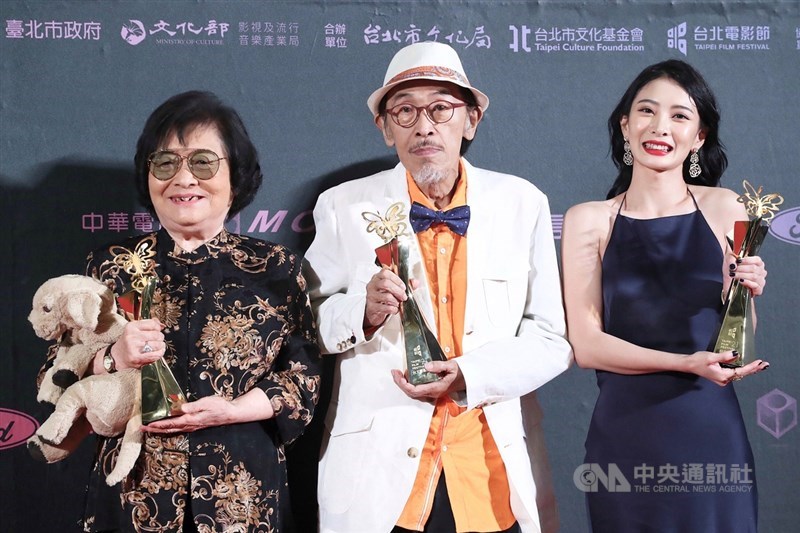 2019第21屆台北電影獎頒獎典禮13日晚間在台北中山堂舉行,資深演員小戽斗(中)成本屆影帝,演員劉引商(左)、李亦捷(右)則同獲最佳女主角,成為北影首見雙影后。中央社記者吳翊寧攝 108年7月13日