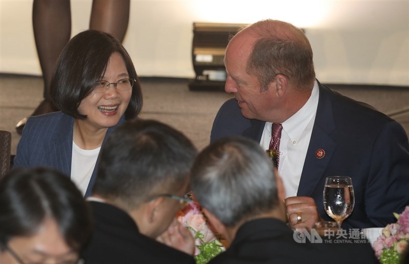 總統蔡英文(左)展開自由民主永續之旅出訪友邦,去程過境紐約,12日(當地時間)出席主流暨僑界人士晚宴,席間與美國聯邦眾議院外交委員會亞太小組共和黨首席議員約霍(Ted yoho)(右)交換意見。中央社記者張新偉紐約攝 108年7月13日