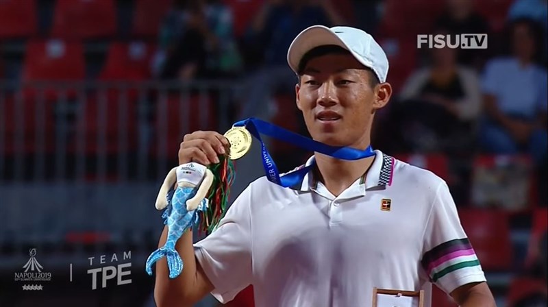 台灣網球小將曾俊欣(圖)14日在2019拿坡里世大運網球男單決賽中演出逆轉秀,以2比1擊敗烏茲別克對手蘇坦諾夫摘金。(圖取自facebook.com/CTUSFSSU)