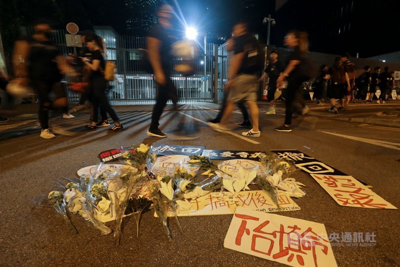 香港民眾在616百萬人遊行後,在17日凌晨於政府總部門口放置標語要求政府撤回修例,堅持行政長官林鄭月娥下台負責。(中央社檔案照片)