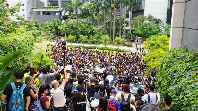 香港7個傳媒工會和組織14日發起靜默遊行,要求政府和警方正視警員使用武力和暴力阻止傳媒工作的問題。(圖取自facebook.com/HKJA.official)