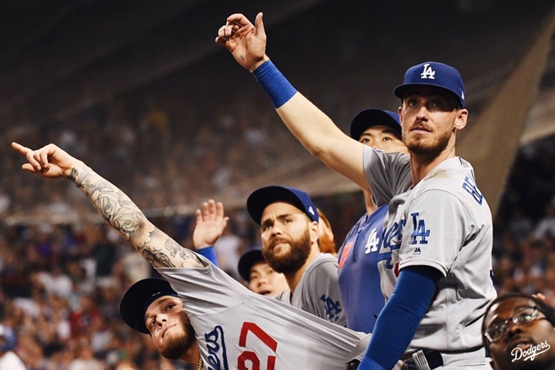 MLB道奇的貝林格（前舉手者）13日揮出個人本季第31轟，追平密爾瓦基釀酒人的葉立奇並列全聯盟最多。（圖取自twitter.com/dodgers）
