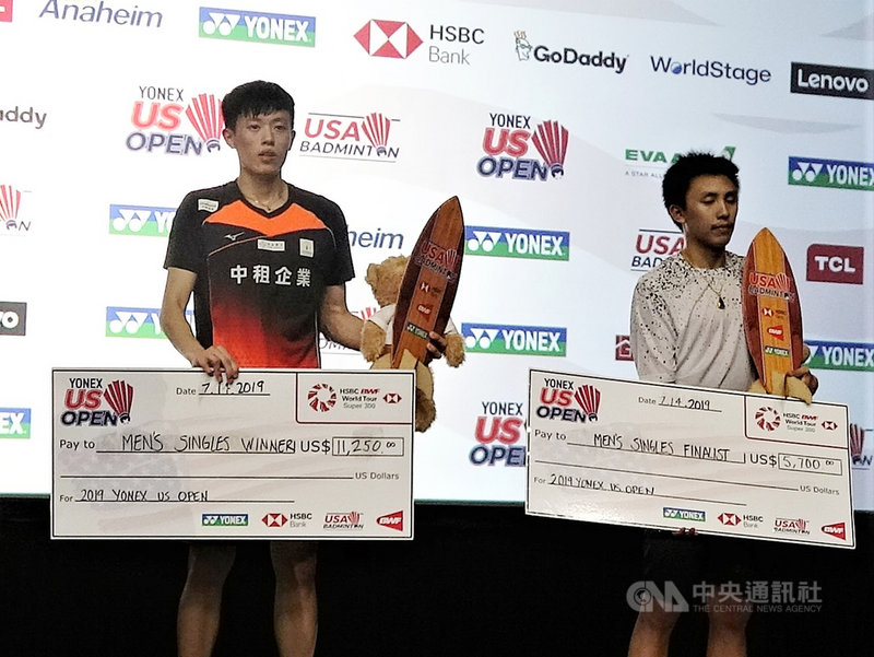 美國羽球公開賽,台灣19歲好手林俊易(圖左)從資格賽一路殺進決賽,美西時間14日以黑馬之姿拿下冠軍。圖為頒獎現場。中央社記者林宏翰洛杉磯攝 108年7月15日