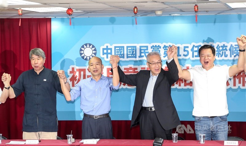 國民黨15日公布總統初選民調結果,高雄市長韓國瑜(左2)以44.805%支持度勝出,將代表國民黨角逐2020總統選戰。國民黨主席吳敦義(右2)上午親自召開記者會,與韓國瑜、前台北縣長周錫瑋(右)、孫文學校總校長張亞中(左)牽手高喊團結。中央社記者裴禛攝 108年7月15日