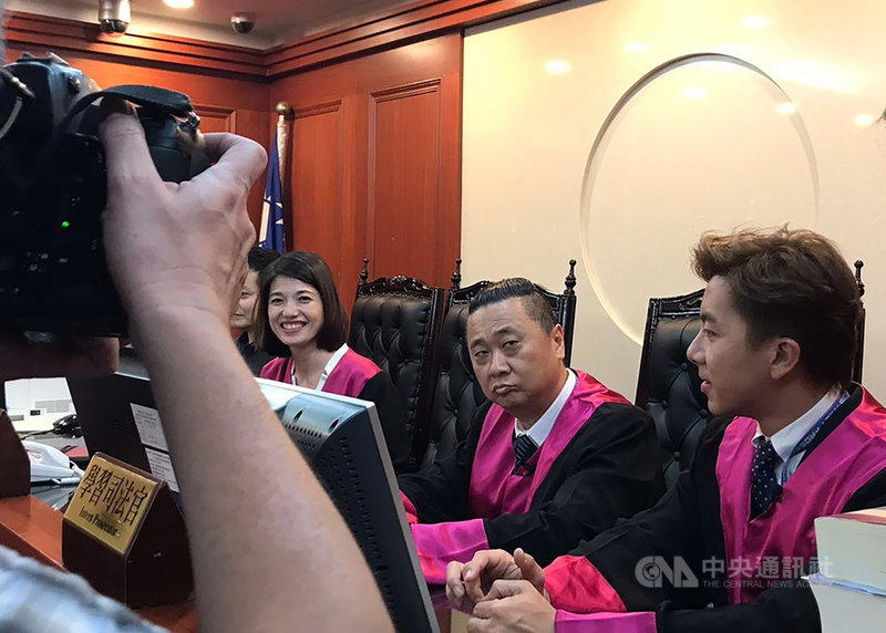 台北地檢署16日表示,日前與網路電視頻道合作,和藝人邰智源(右2)、謝坤達(右)拍攝「一日檢察官」,影片點閱次數已破百萬,創司法史上收看法律宣導節目最高紀錄。(北檢提供)中央社記者蕭博文傳真 108年7月16日